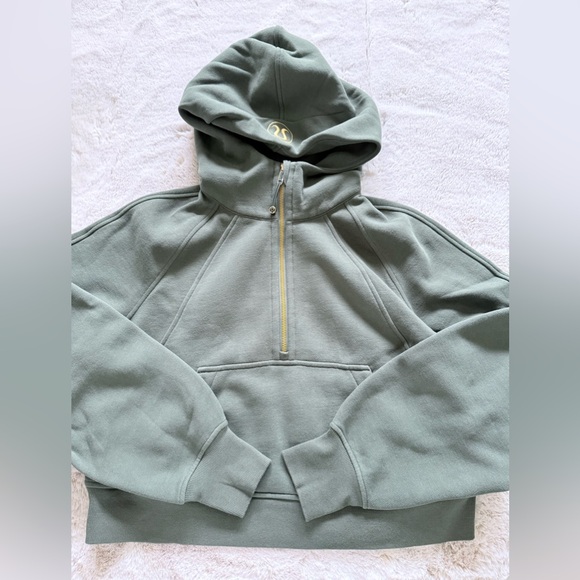 lululemon athletica women’s Turtleneck in Slate Blue. Preworn cropped sweatshirt - Picture 2 of 2